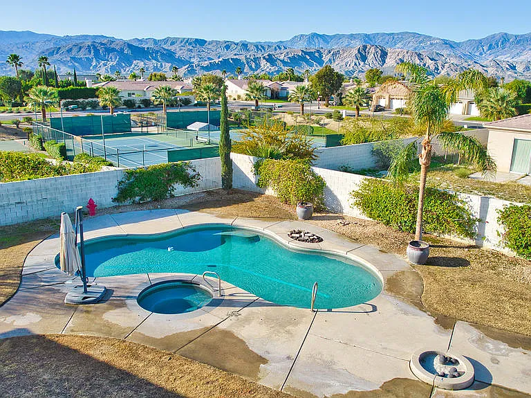 PRIVATE POOL & SPA IN SPACIOUS BACK YARD FULLY WALLED AND WITH MOUNTAIN VIEWS