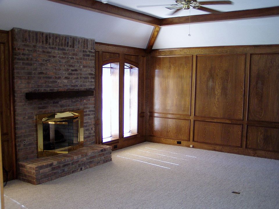Living Room - vaulted ceilings - built ins - wet bar