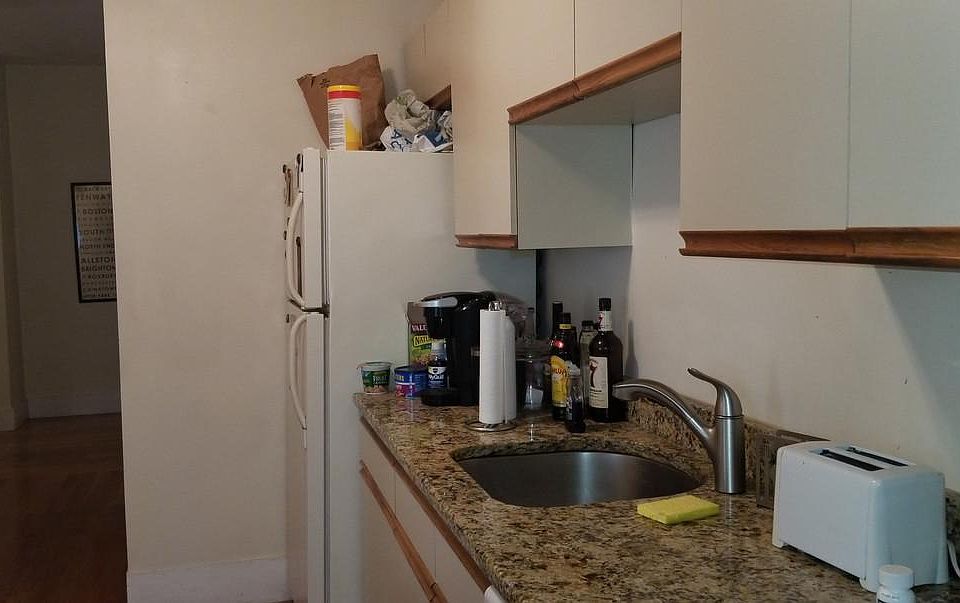 2nd image of 627 E 3rd St APT 3
