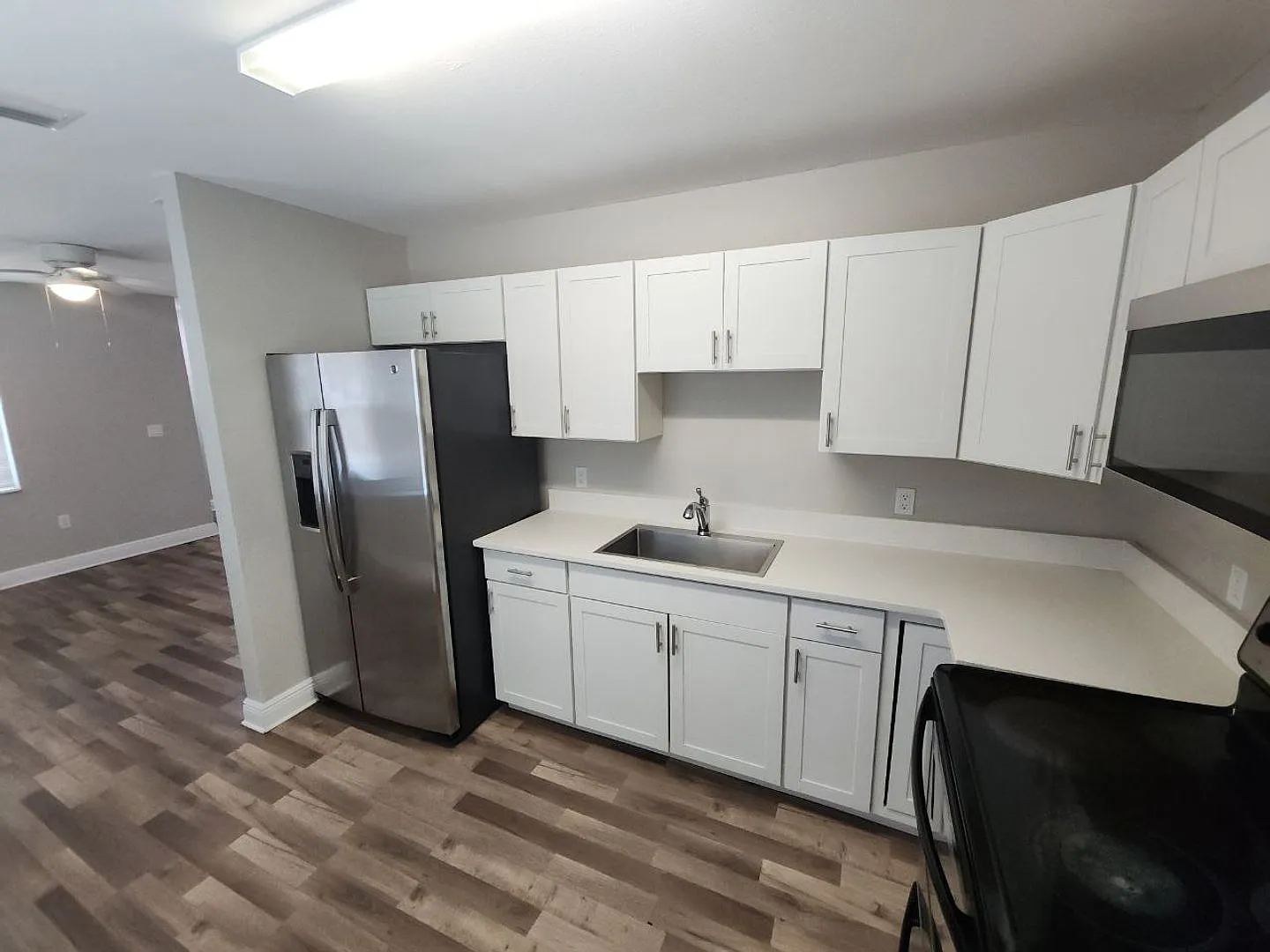 New Remodeled - 3 Bedroom 2 Bath Duplex - 2 Assigned Parking Spaces — Photo 4