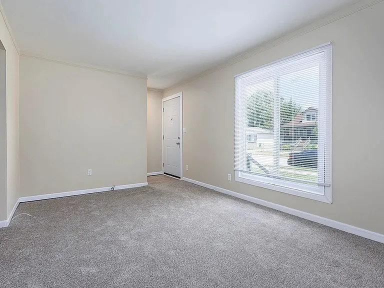 25539 Packard St — Photo 16