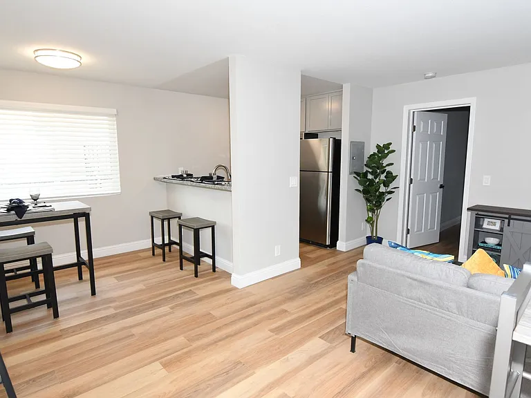 310 Pine St — Photo 3