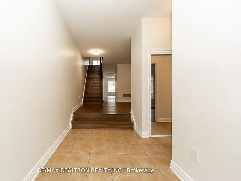 24 Skelton Cres — Photo 5