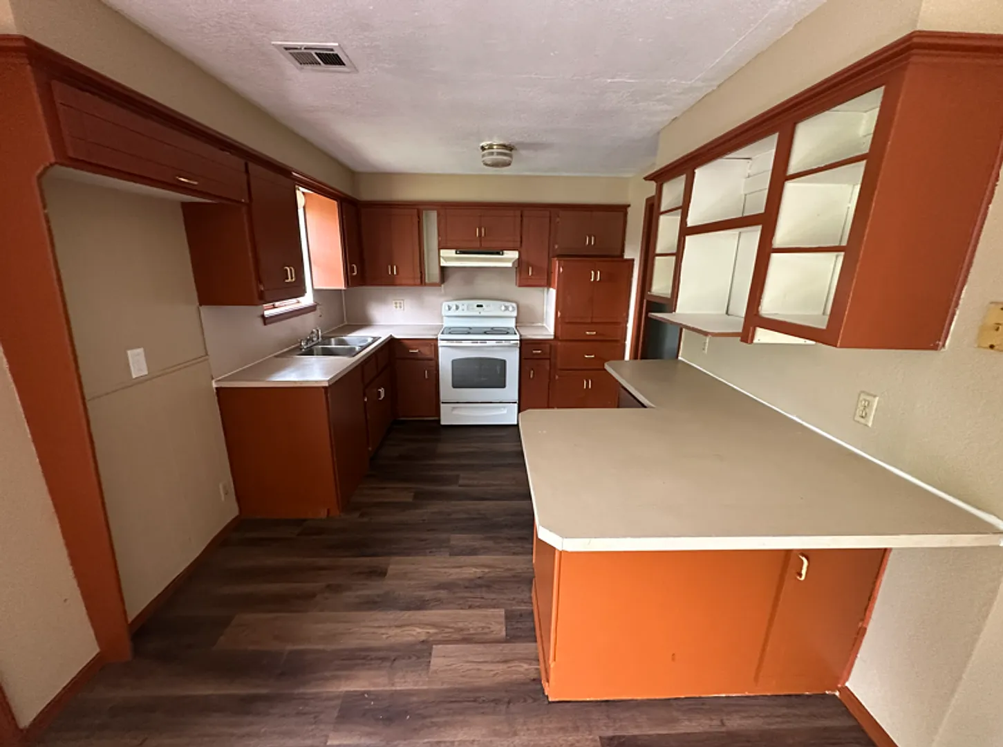 Stunning 4 Bedroom — Photo 3