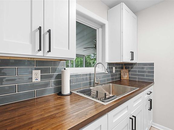 5th image of 215 ABBEYVILLE STREET