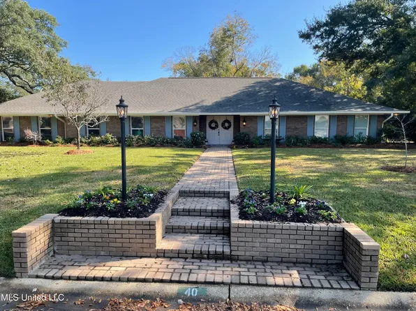 40 Greenbriar Dr, Gulfport, MS 39507