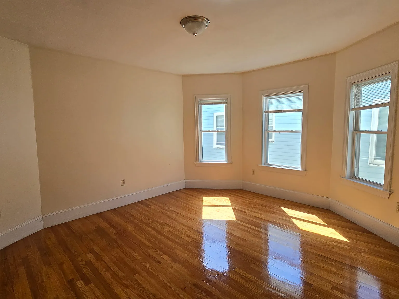 5 bed, 2000 sqft, $4,300 — Photo 3