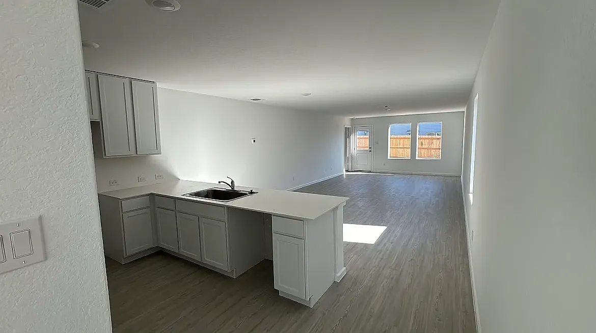 4 bed, 1600 sqft, $1,800 — Photo 2