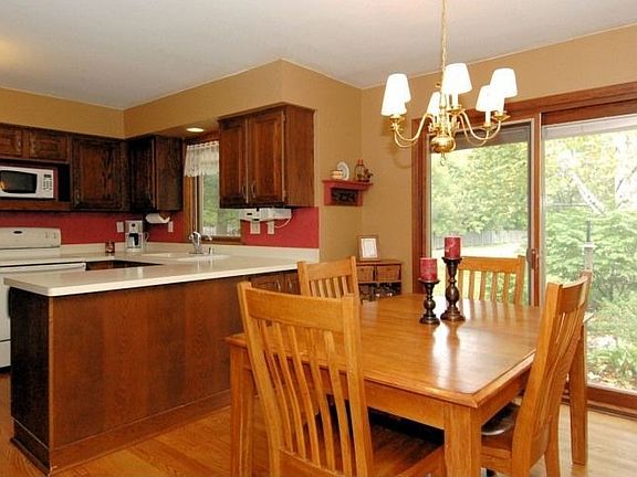 EAT-IN KITCHEN OVERLOOKING PATIO & LARGE BACKYARD
