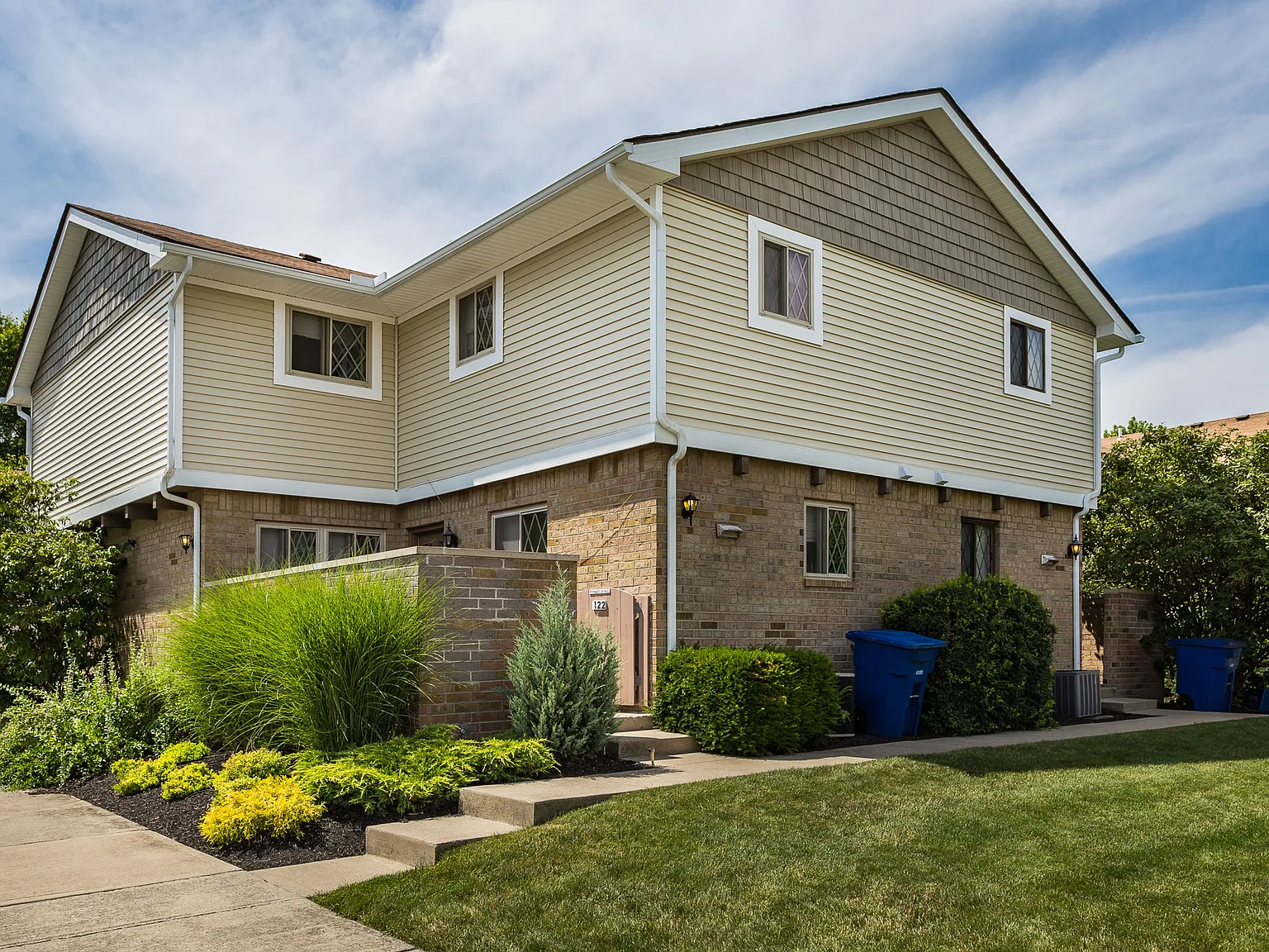 2 bed, 1.5 bath, 950 sqft, $1,425 — Photo 1
