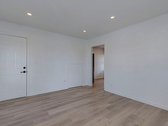4th image of 631 A Ave APT B