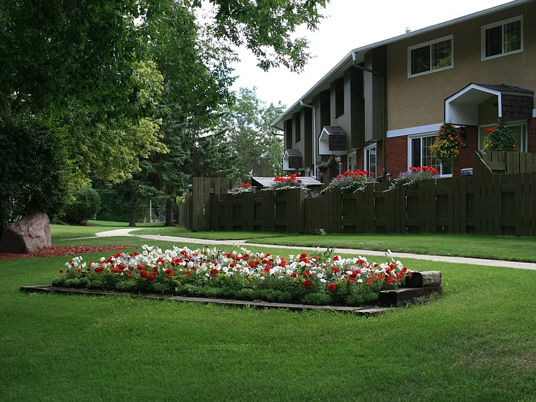 163 Greenwood Vl — Photo 2
