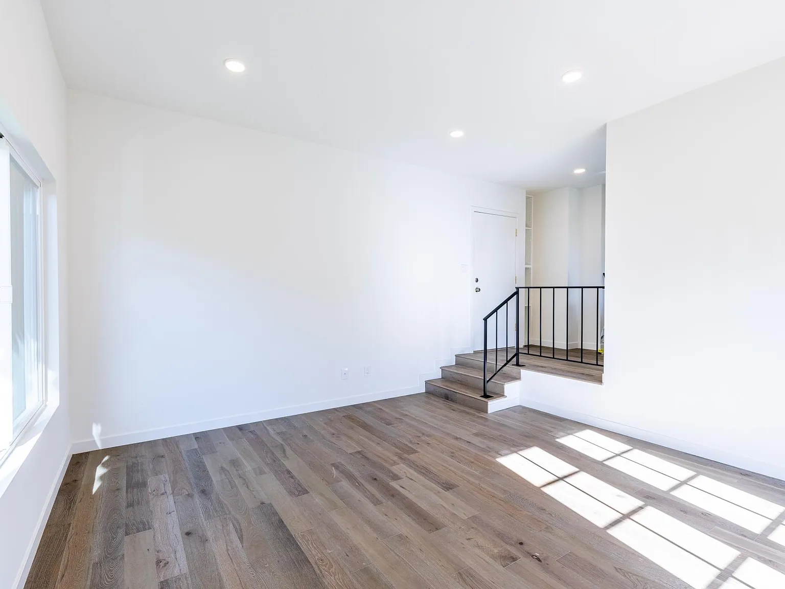 2 bed, 950 sqft, $4,895 — Photo 2