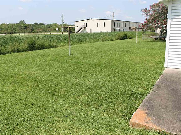 4th image of 301 Fieldcrest Dr