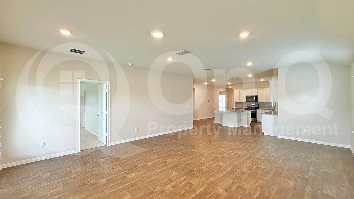 4 bed, 2.0 bath, 2001 sqft, $2,000 — Photo 4