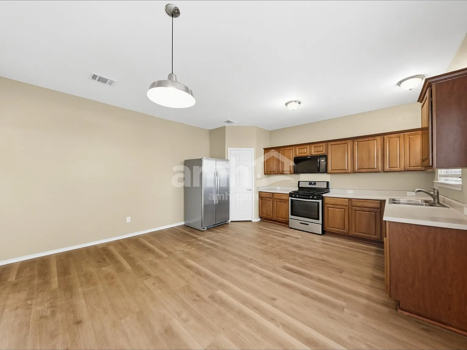 4 bed, 2.5 bath, 2050 sqft, $1,995 — Photo 3