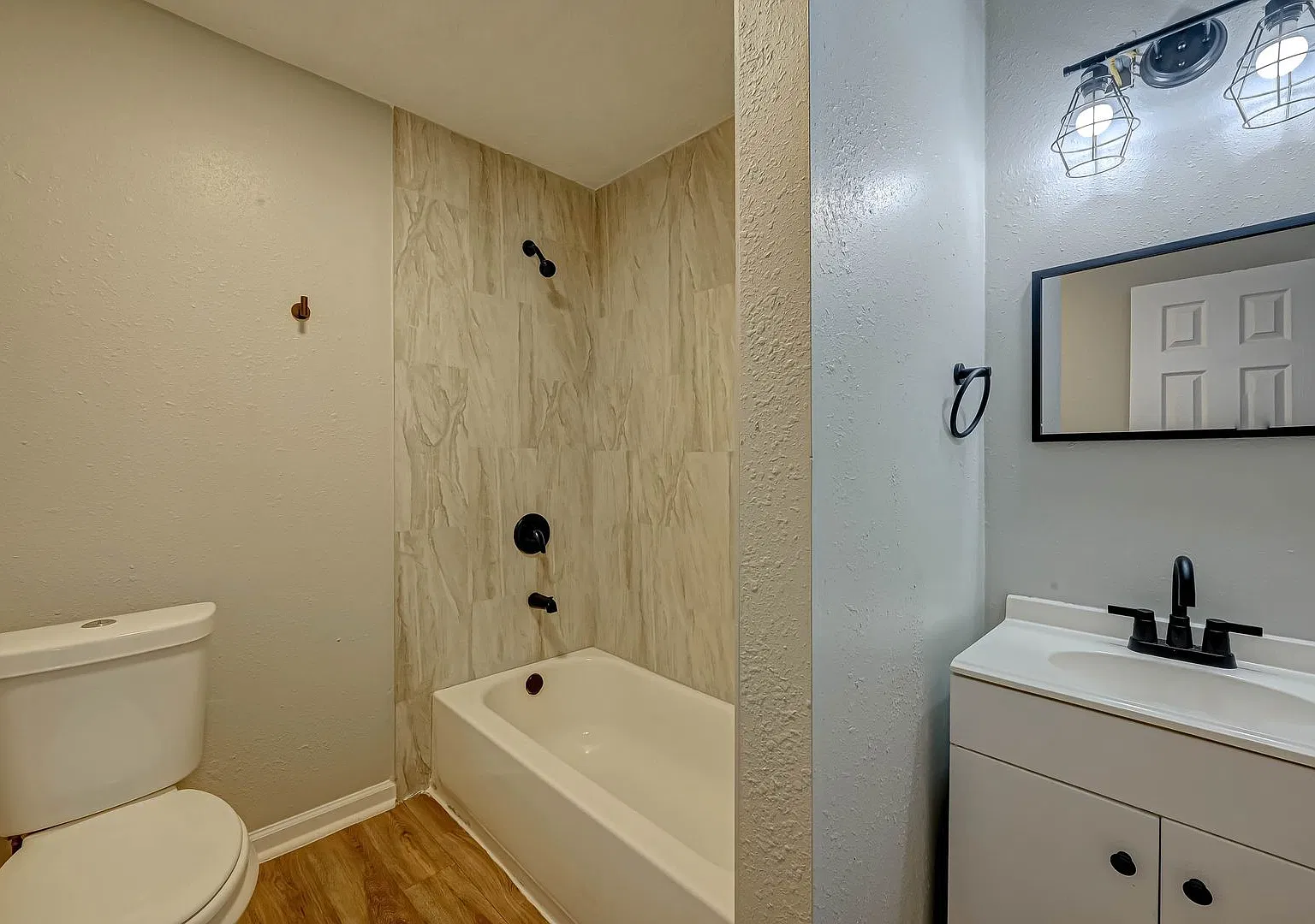 Newly renovated 5 bedrooms/2.5 bathrooms ready for move in! — Photo 4