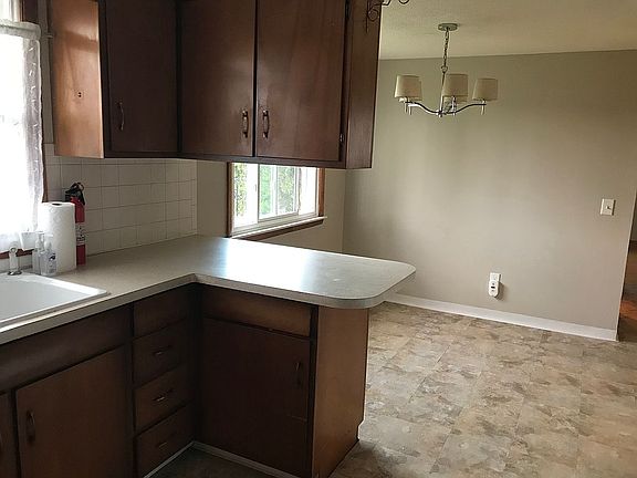 5th image of 32 Burke Dr