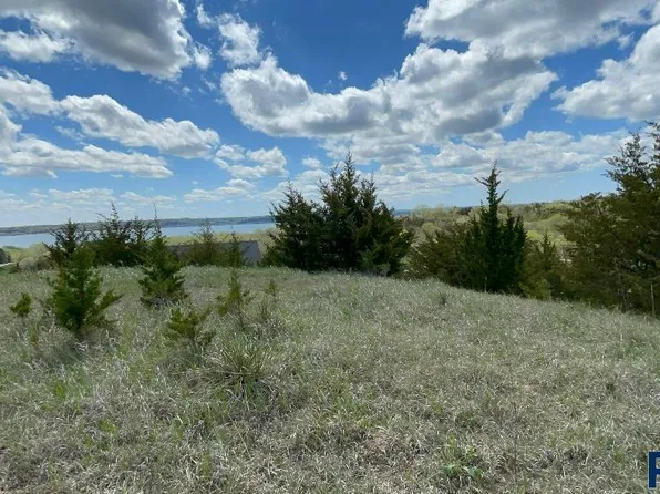 154 N Baycliffe Dr, Yankton, SD 57078