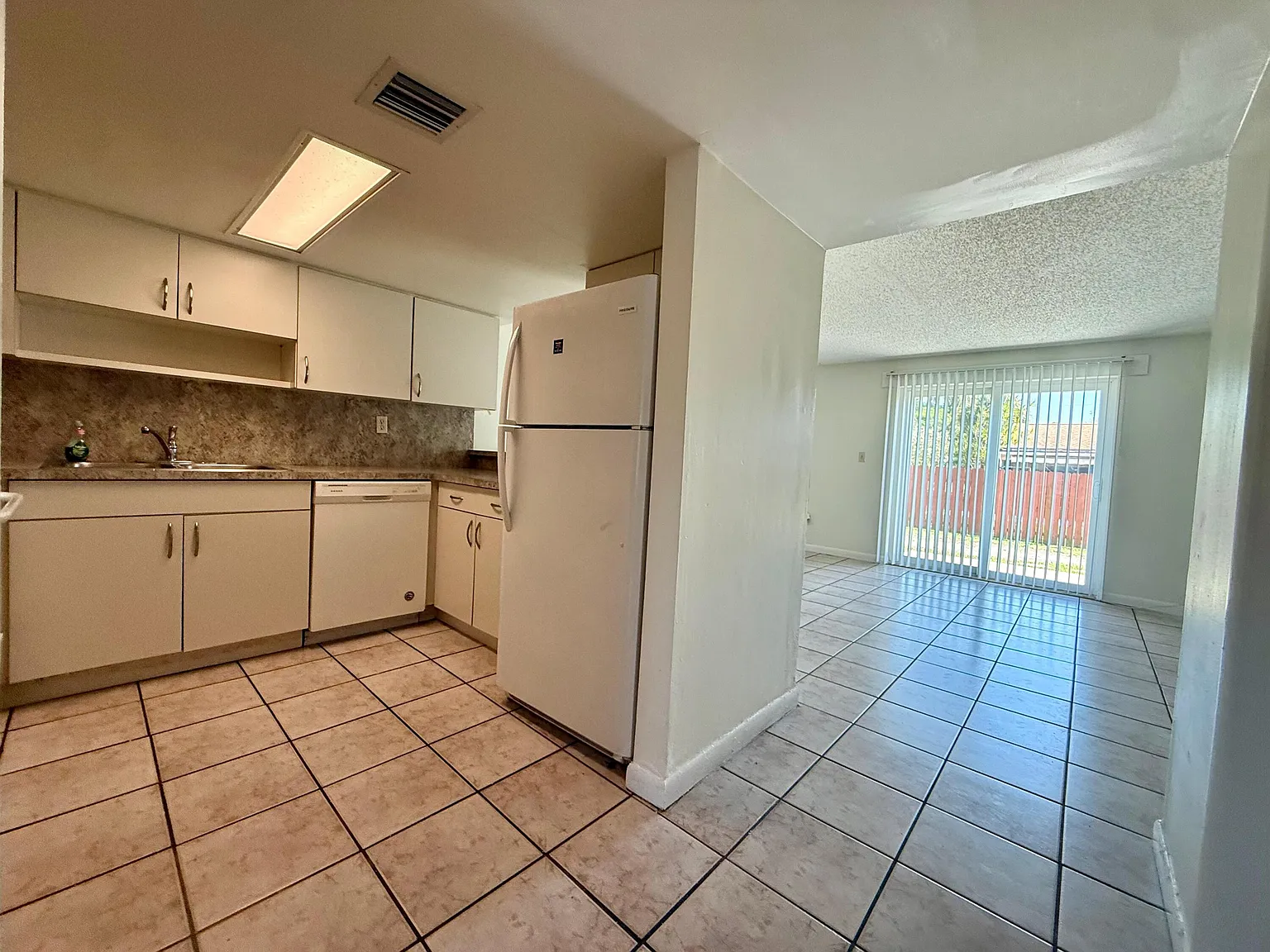 3 bed, 2.5 bath, 1650 sqft, $2,800 — Photo 3