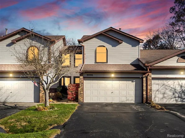9026 E Bluewater Dr, Clarkston, MI 48348