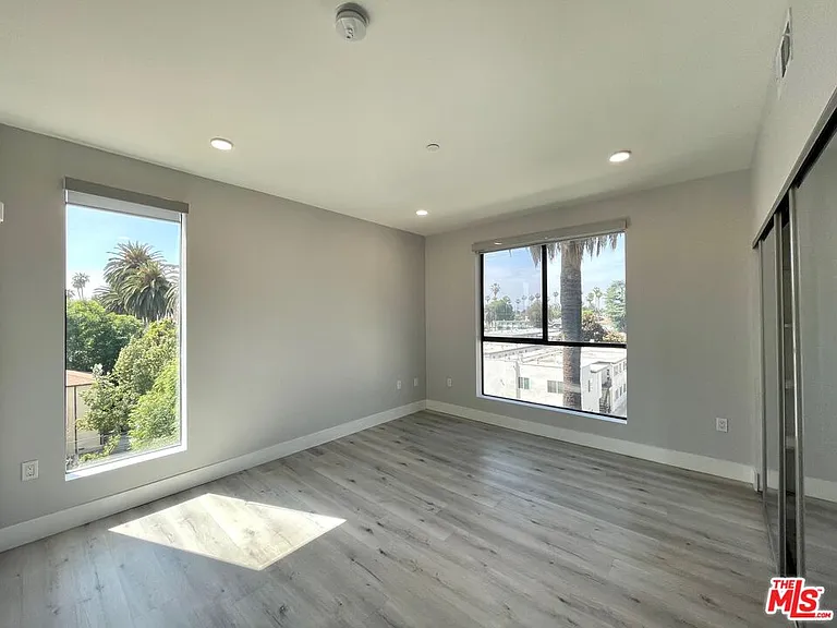14612 Calvert St #401 — Photo 12