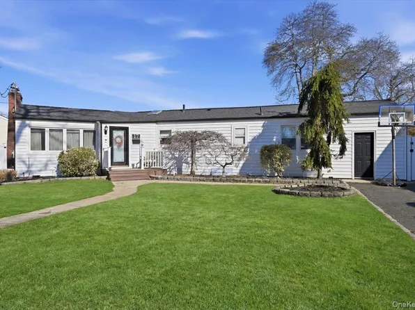 17 Hawthorne Street, Massapequa, NY 11758