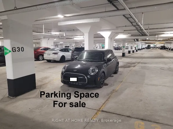 15 David Eyer Rd #1407, Richmond Hill, ON L4S 0N2