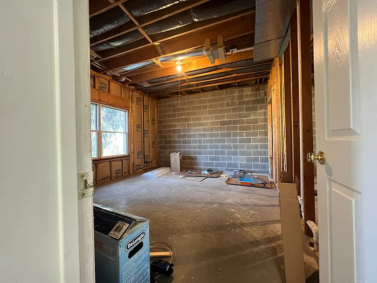 240 Newberry Ln — Photo 4