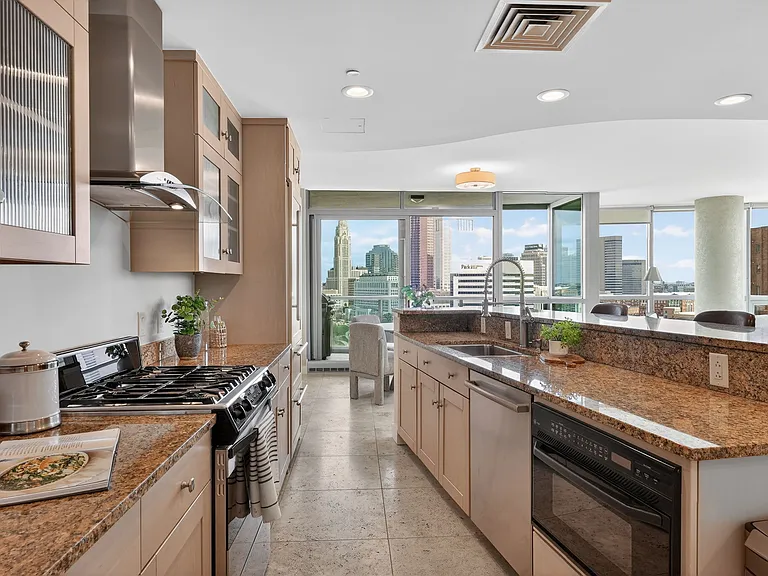 1 Miranova Pl #1840 — Photo 38