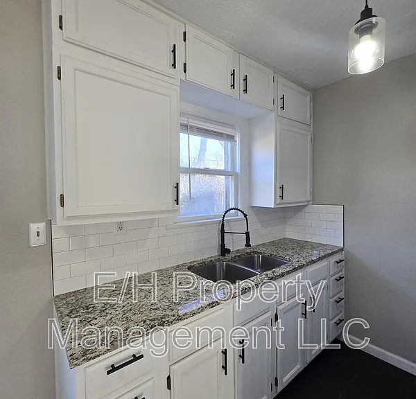 1642 N Erie St — Photo 9