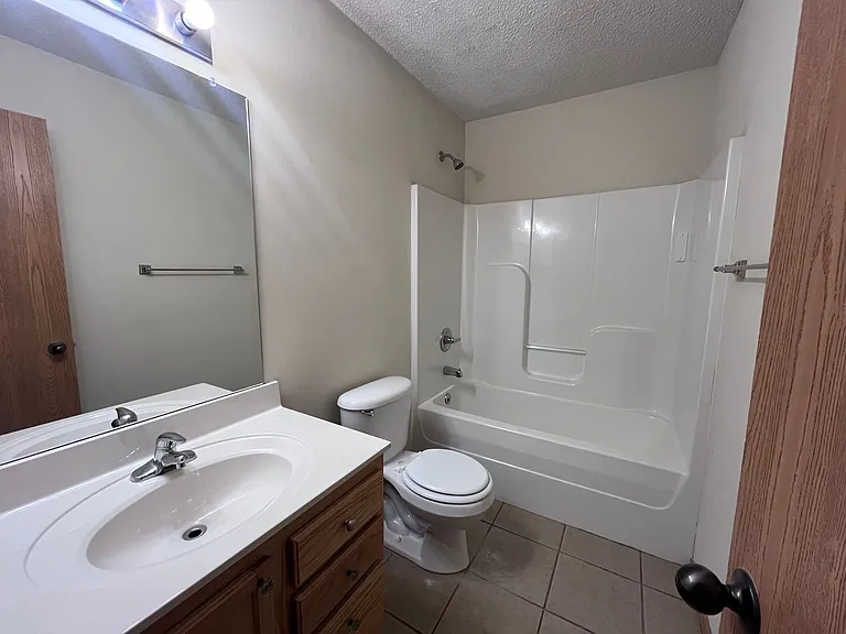 1309-1323 W Lotus St — Photo 9