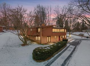 124 Rochdale Dr S, Rochester Hills, MI 48309