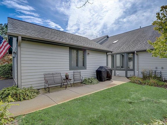 3rd image of S75W17721 Harbor Cir #E