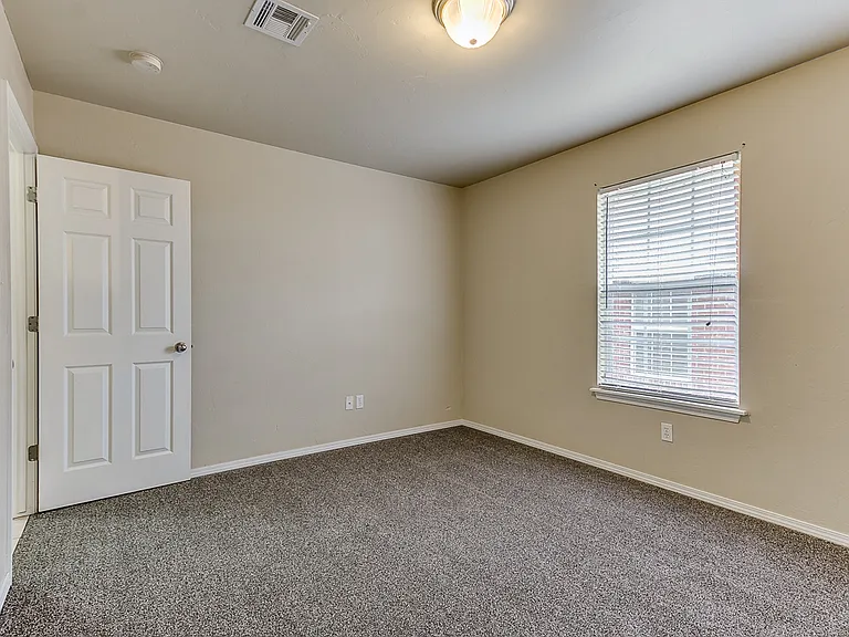 2427 W Oklahoma Ave — Photo 4
