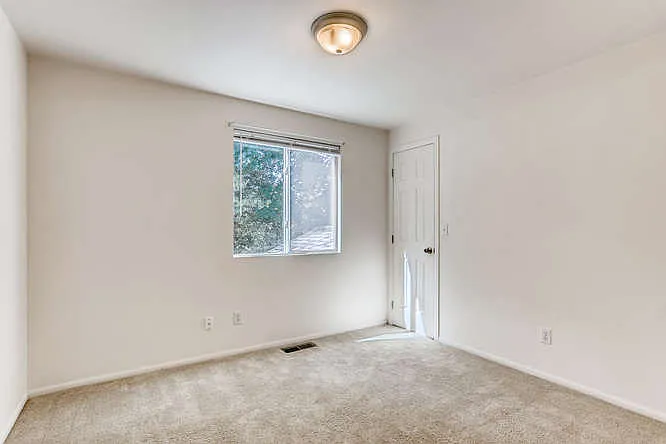 3rd bedroom face to side yard