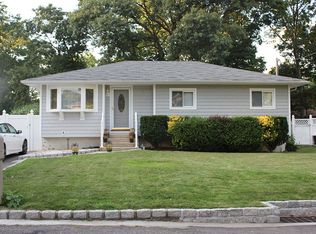 321 Fir Grove Rd, Ronkonkoma, NY 11779