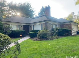 2 Carlton Rd, Great Neck, NY 11021