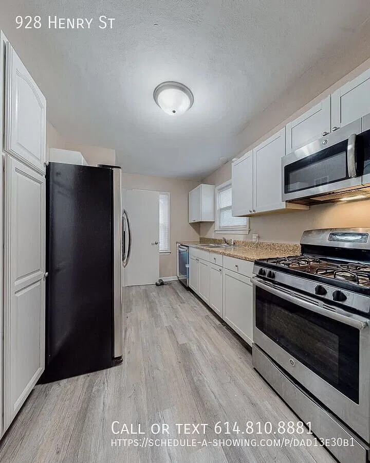 Updated Quad-Level Home with New Central Air & Large Fenced Yard in Marion — Photo 4