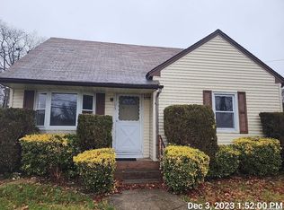 195 Candlewood Rd, Bay Shore, NY 11706