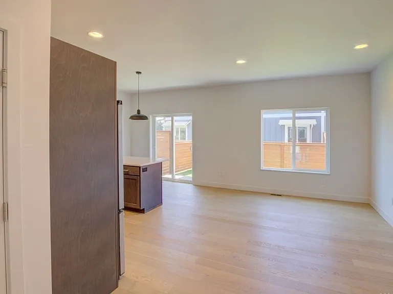 909 Washington Ave S — Photo 3