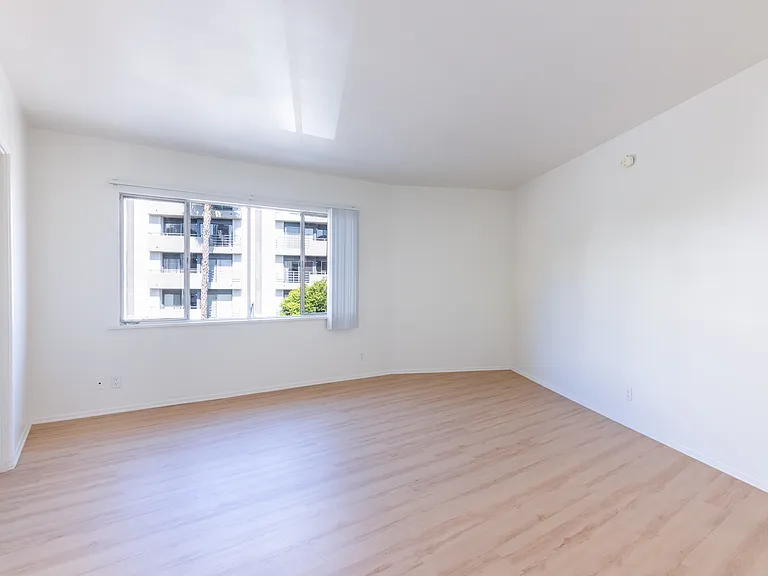 667-669 Levering — Photo 35
