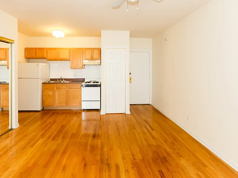 914 W Dakin St #13 — Photo 7