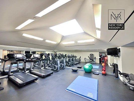 Sold by New York Residence | media 15