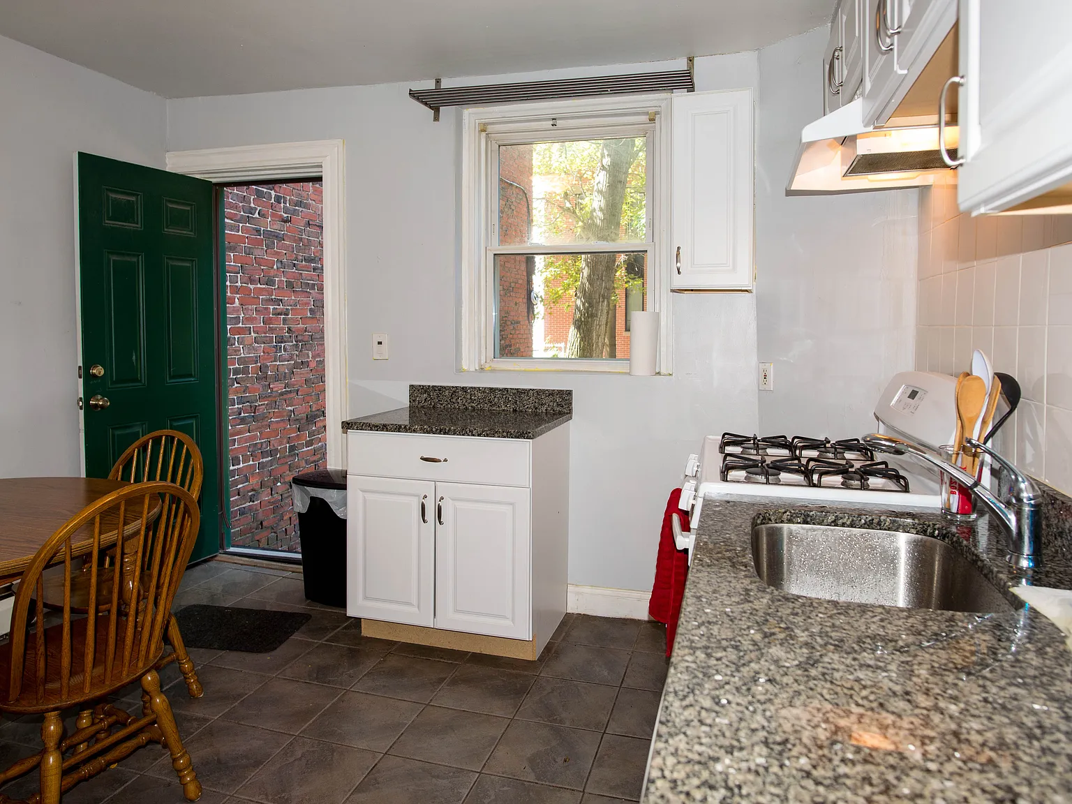4 bed, 1.5 bath, 1300 sqft, $5,600 — Photo 2