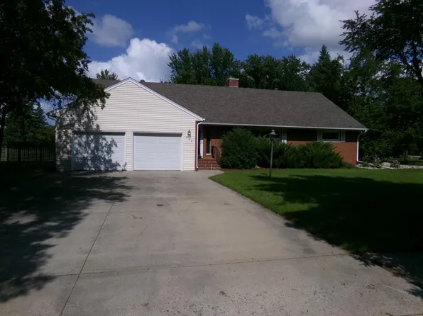 846 2nd St N, Wahpeton, ND 58075