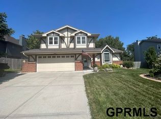 916 Iron Rd, Papillion, NE 68046