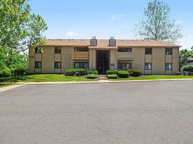 902 Dogwood Ct — Photo 2