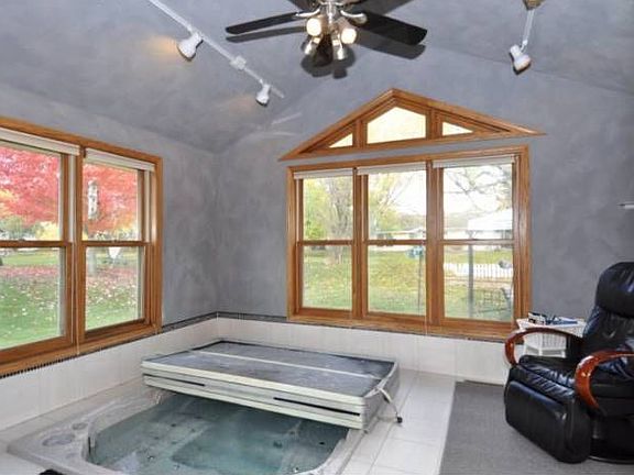 Sunroom with Hottub