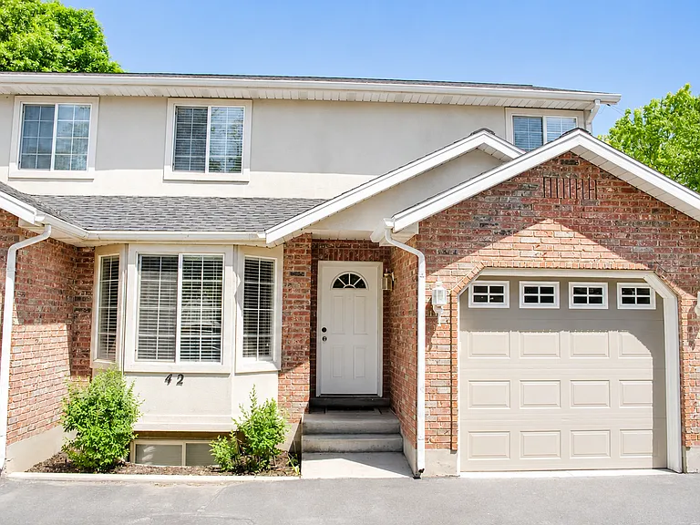3 Story Secluded Townhome